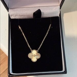 14K Yellow  Gold Clover Pendant Necklace